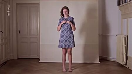 Lo spogliarello della ragazza della porta accanto