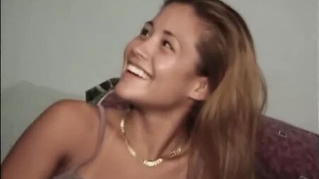 La bella asiatica Lilly Lovely fa venire forte il cazzo mentre se lo fa scopare nella figa