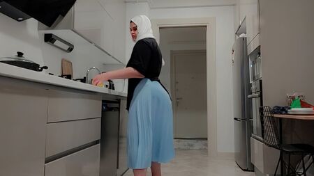 Sto mostrando il mio corpo formoso e sensuale al mio figliastro