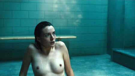 La scena di nudo di Gaite Jansen nel film "Jett" su ScandalPlanet.Com