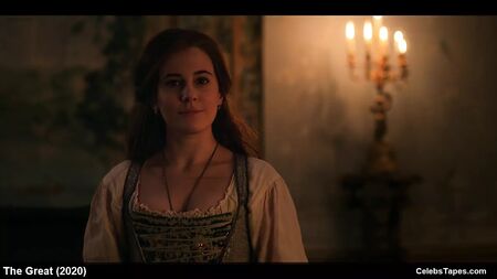 Le scene di nudo e di sesso della celebrità Elle Fanning nel film *The Great*