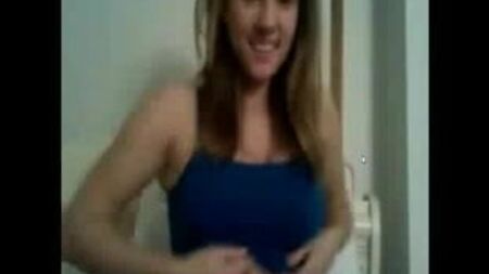 Una ragazza mostra il seno e la figa davanti alla telecamera SERBO