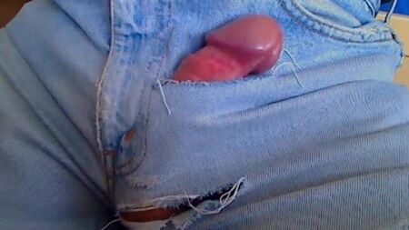 Erezione involontaria sui miei jeans strappati