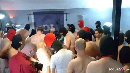 Figa piena di sperma - Gangbang bukkake con sborrata interna in stile tedesco