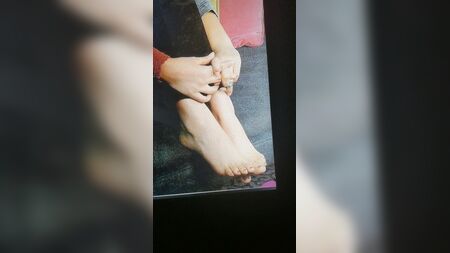 Omaggio allo sperma sui piedi di Victoria Justice