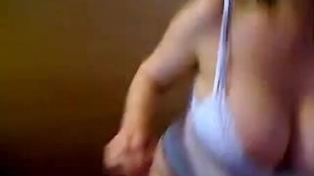 spogliarellista tettona in webcam che balla
