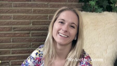 Naomi si spoglia completamente mentre rilascia un'intervista