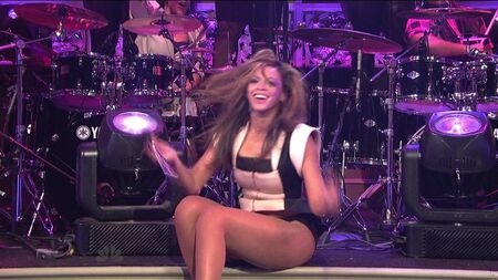 Beyoncé - Single Ladies (Put a Ring on It) SNL Live 2008