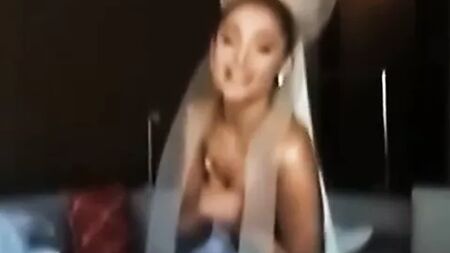 Ariana Grande a seno nudo mentre si copre il seno dietro le quinte