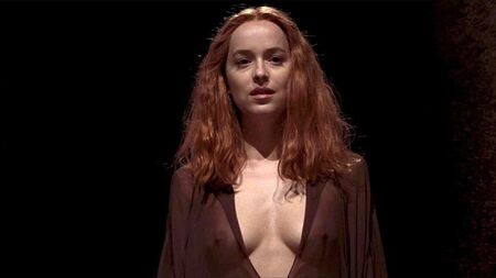 Dakota Johnson: capezzoli in vista su ScandalPlanet.Com