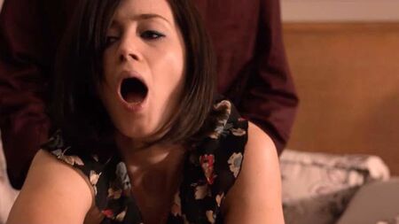 Emily Blunt in una scena di sesso tratta da "Arthur Newman" su ScandalPlanet.Com