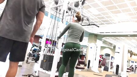 allenamento sexy in palestra con leggings attillati