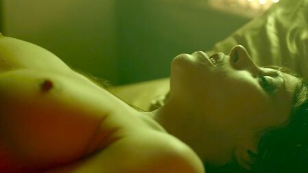 La scena di sesso con Ashley C. Williams e Tahyna Tozzi nude in «Julia»