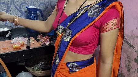 Desi bhabhi era in cucina a preparare da mangiare quando il cognato le si avvicinò alle spalle