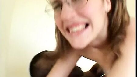 Una studentessa bruna si ritrova gli occhiali ricoperti di sperma nero