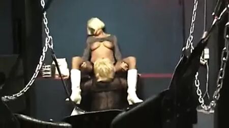 Una coppia incontra un crossdresser in un cinema porno