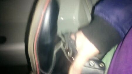 Sborra negli stivali neri Dr. Martens di una ragazza in palestra