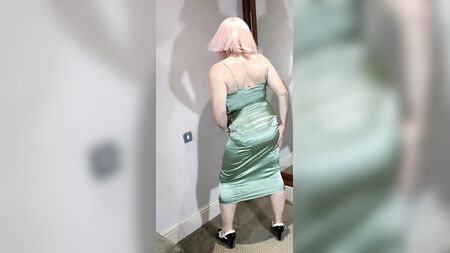 La TV britannica chiude la serata con un abito verde aderente in raso lucido