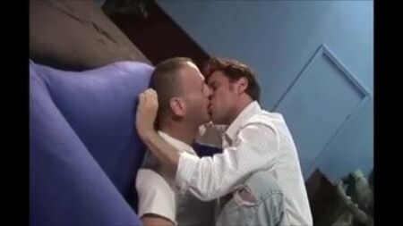 Il patrigno muscoloso si scopa un ragazzo magro senza preservativo mentre indossa dei jeans che gli segnano il culo