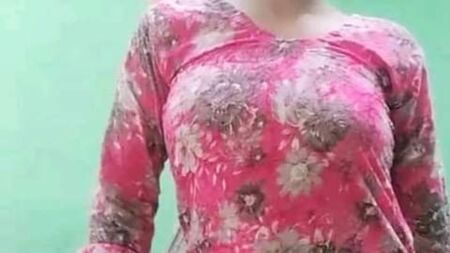 Stamattina, vedendo la figa di quella ragazza, sono venuto, poi mi sono divertito