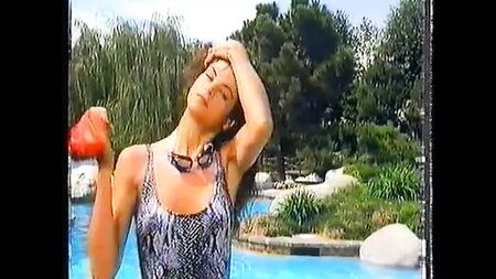 Kirstie Alley in costume da bagno e in topless