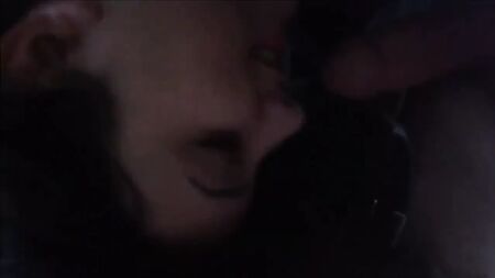 Una ragazza amatoriale turca fa un pompino, dice che è una fantasia da salotto