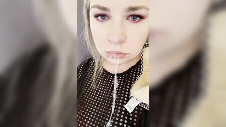 Dildo nascosto sotto la maschera