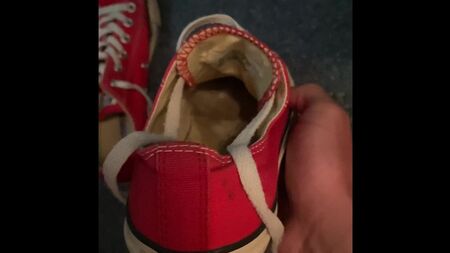 Sborrami dentro le Converse rosse di mia sorella I chuckloveinsta