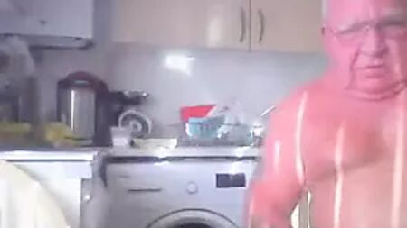 Il nonno Bull si masturba e si lecca