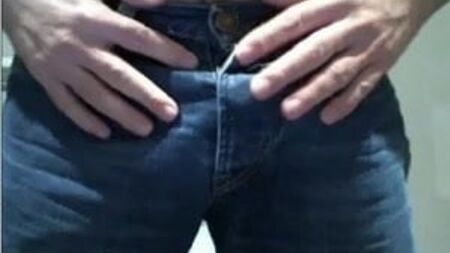 UN RAGAZZINO PELOSO CHE SI STROFINA IL PENE NEI JEANS BLU