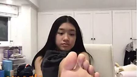 I piedi di una diciottenne in webcam