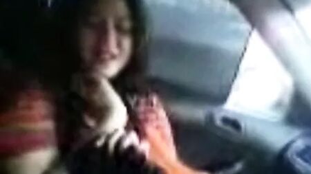 Ragazza in auto con il fidanzato: guarda il video completo su hotcamgirls.in