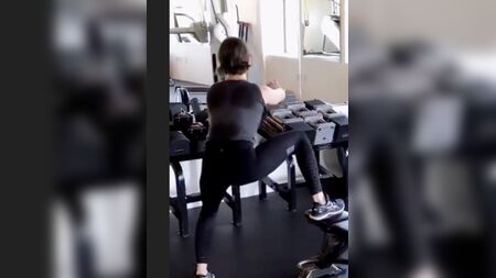 Alison Brie che scuote il sedere in palestra
