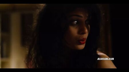 Romane Portail e Tina Desai in Sense8: Uno speciale di Natale