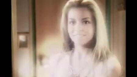 Masiela Lusha in loop