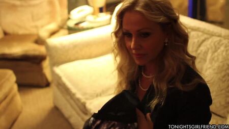 Julia Ann, la famosa MILF, è anche la ragazza di stasera