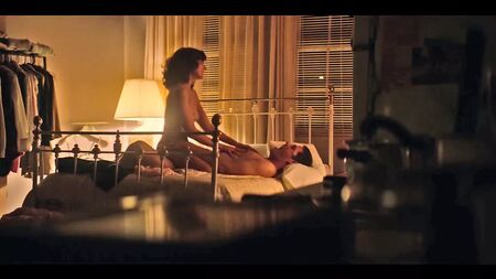La scena di sesso con Alison Brie nuda nella serie GLOW - ScandalPlanet.Com