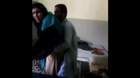 Una donna sposata con il turbante fa sesso di nascosto, scopando al volo con la cognata