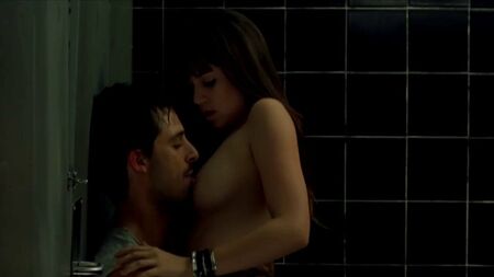 Primo piano: il seno di Ana de Armas succhiato con forza