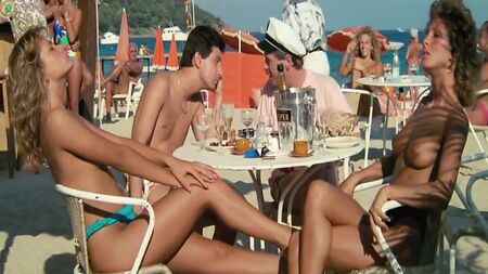 ragazze sexy: ci si rilassa e si beve qualcosa di fresco a Saint-Tropez