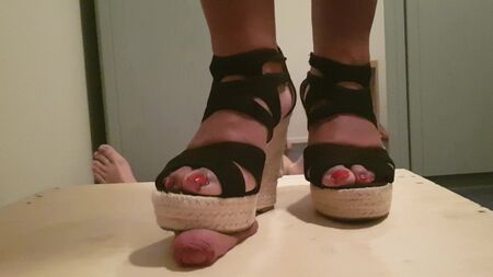 I tacchi a zeppa mi schiacciano il cazzo