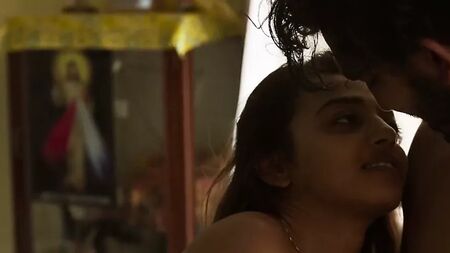Radhika Apte nuda mentre mostra il seno durante una scopata in camera da letto
