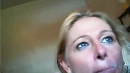 Una MILF tettona succhia un cazzo enorme e poi si prende una sborrata pazzesca