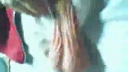 Le palle del patrigno che spuntano dal costume