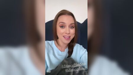 Una Healy mentre gira uno spot pubblicitario da casa