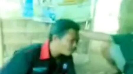 Indonesia - video porno con palpeggiamenti in un capanno affollato