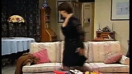 L'abito nero sexy di Lynda Bellingham