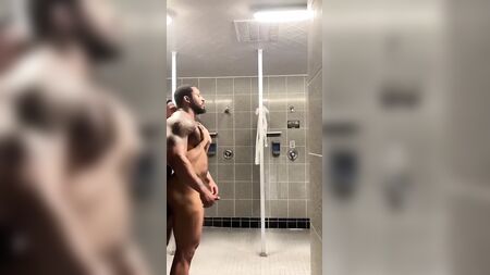 Incontri interrazziali nelle docce della palestra