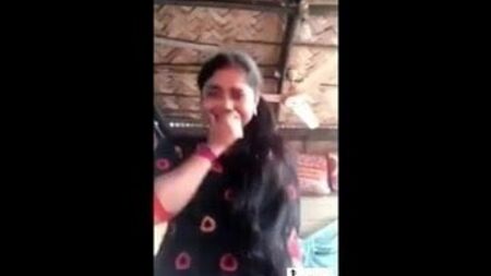 Una ragazzina di un villaggio indiano che mostra il seno