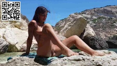 Iris, italiana, nuda sulla spiaggia pubblica di Cagliari